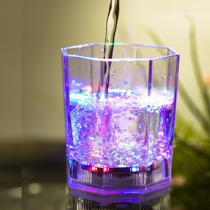 Set de 4 Verres à cocktail en plastique avec LED de couleurs batterie 177 ml 