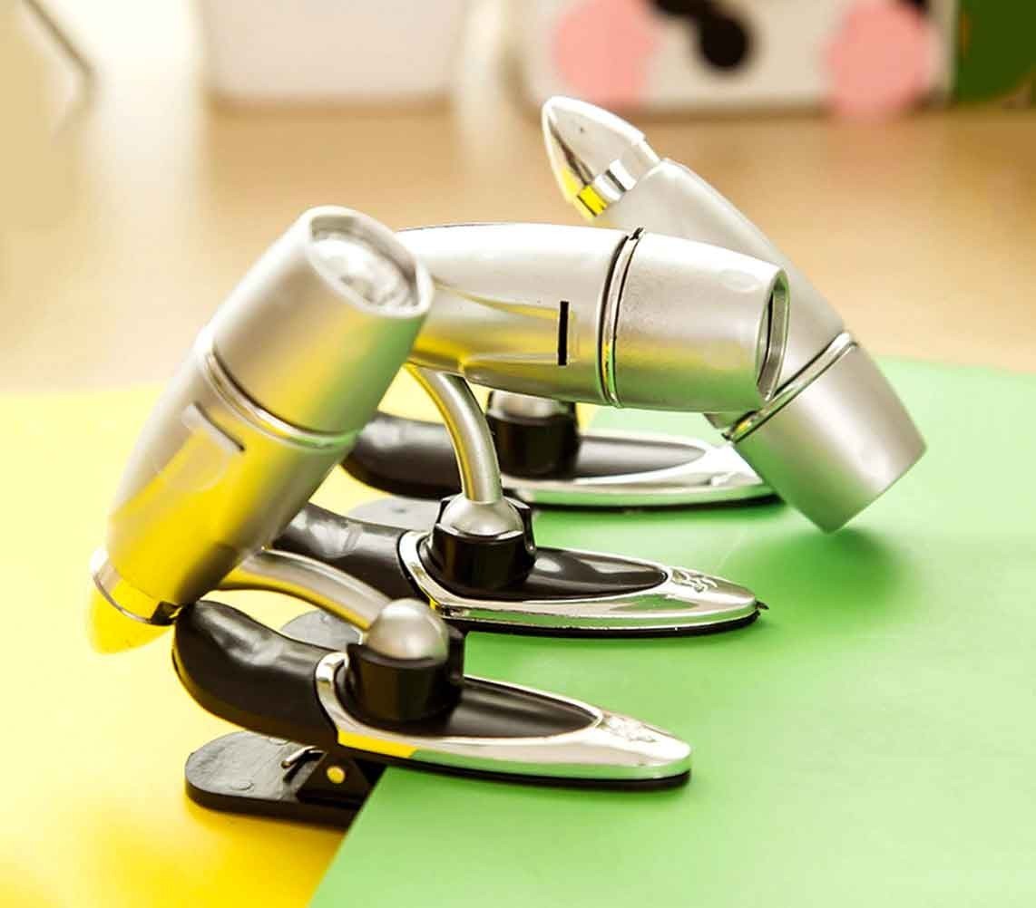 752232 Petite lampe de lecture avec pince confortable et piles incluses