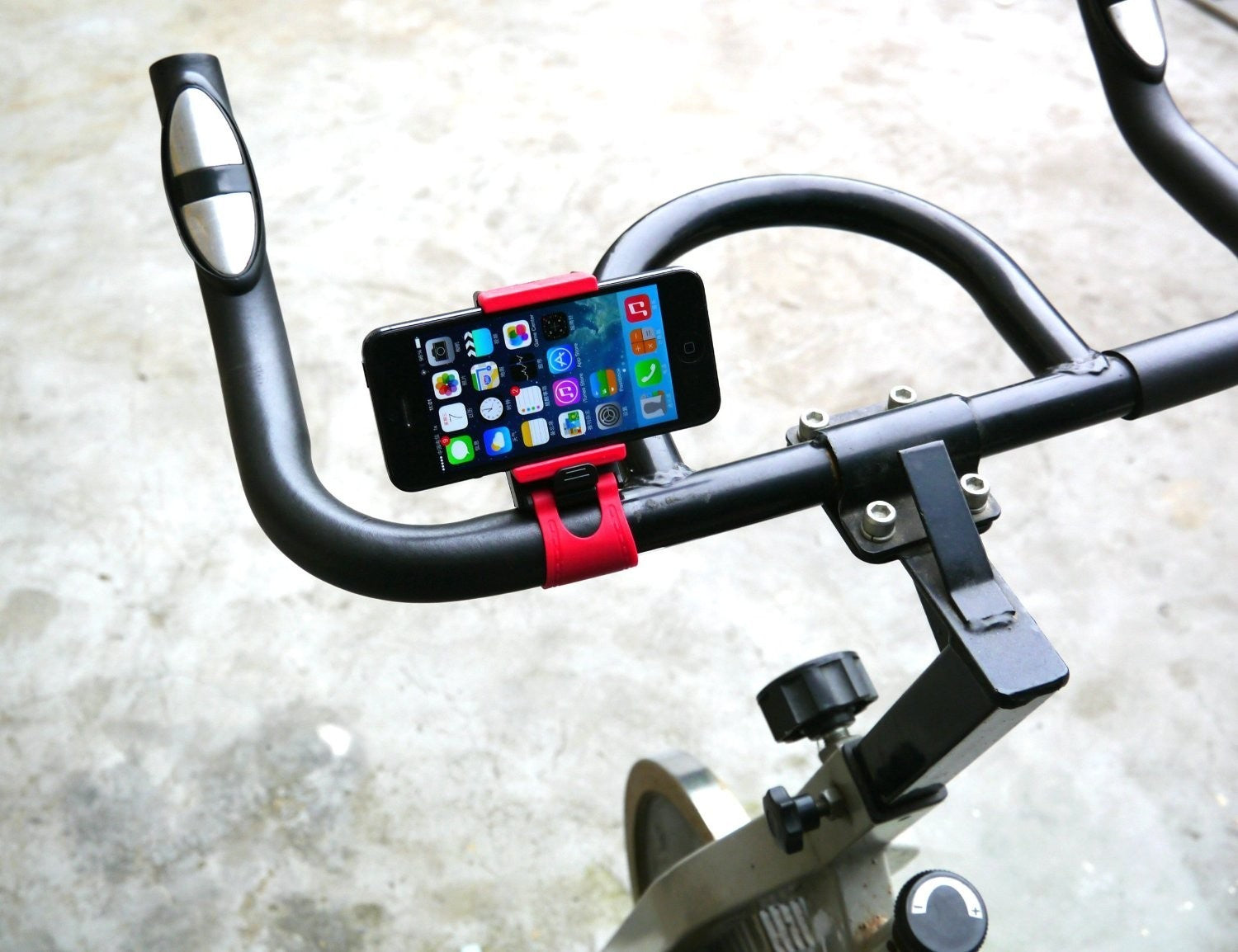 Support pour le volant avec clip élastique pour smartphones et appareil contrôlé