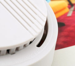 17330 Détecteur de fumée SMOKE ALARM rond automatique avec vis de fixation