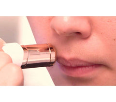 L'épilateur facial sous forme de rouge à lèvres élimine les poils sans douleur et rapidement