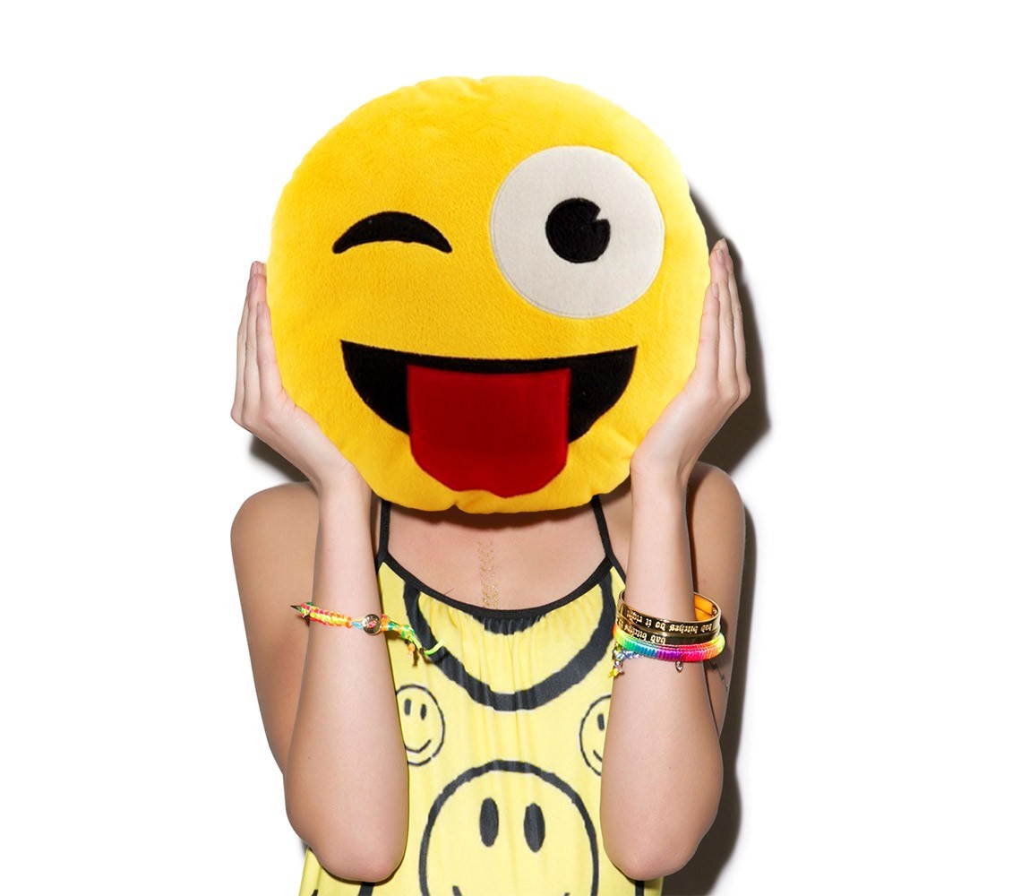 621037 Coussin emotion clin d'oeil avec langue emoji pillow diamètre 30 cm