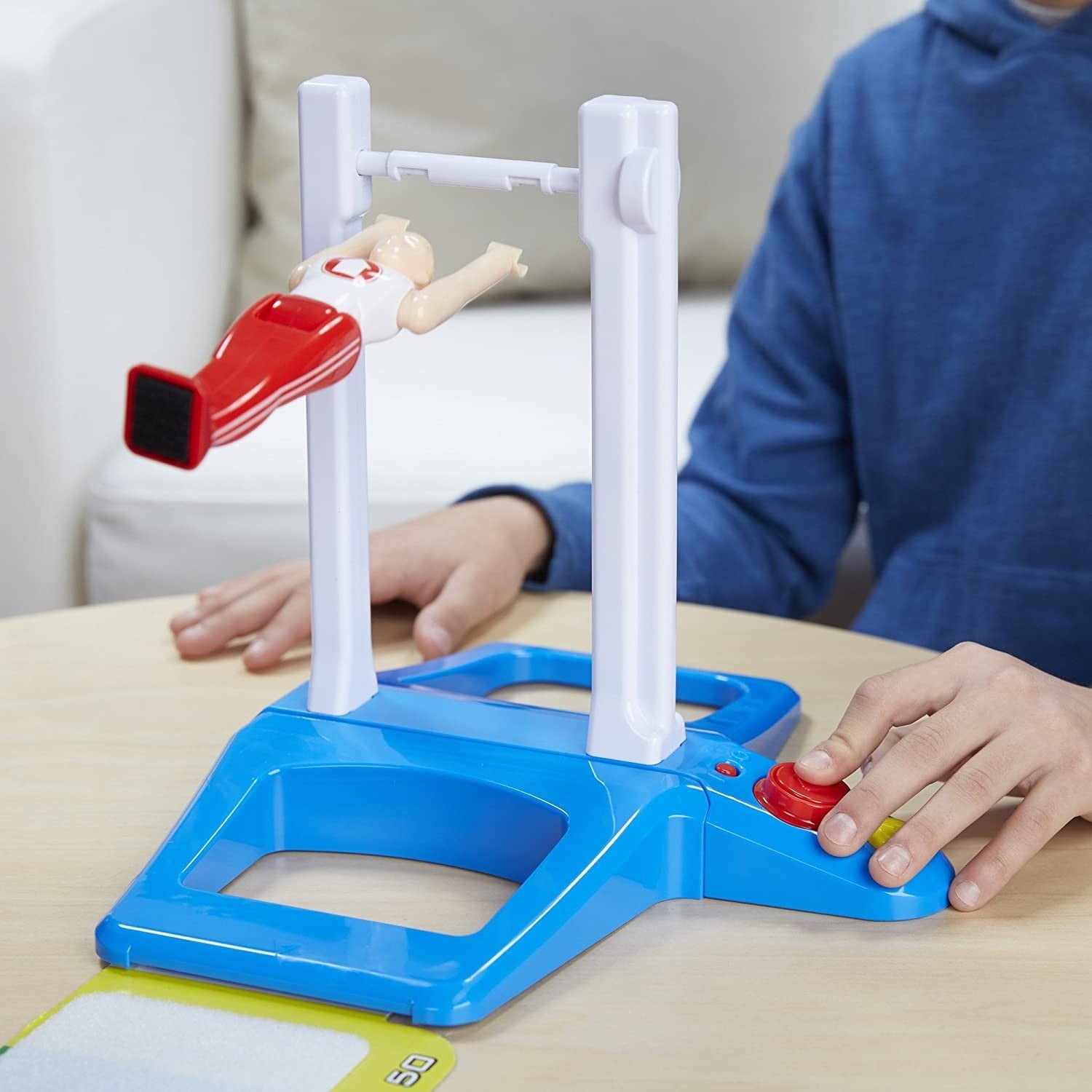 Jeu de société Hasbro 373666 FANTASTIC GYMNASTICS atterrit et gagne