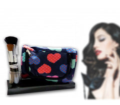 Accessoires de beauté avec trousse de maquillage et pinceaux coeur