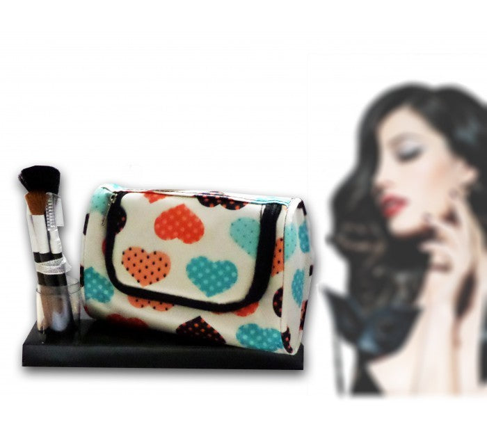 Accessoires de beauté avec trousse de maquillage et pinceaux coeur