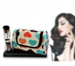 Accessoires de beauté avec trousse de maquillage et pinceaux coeur