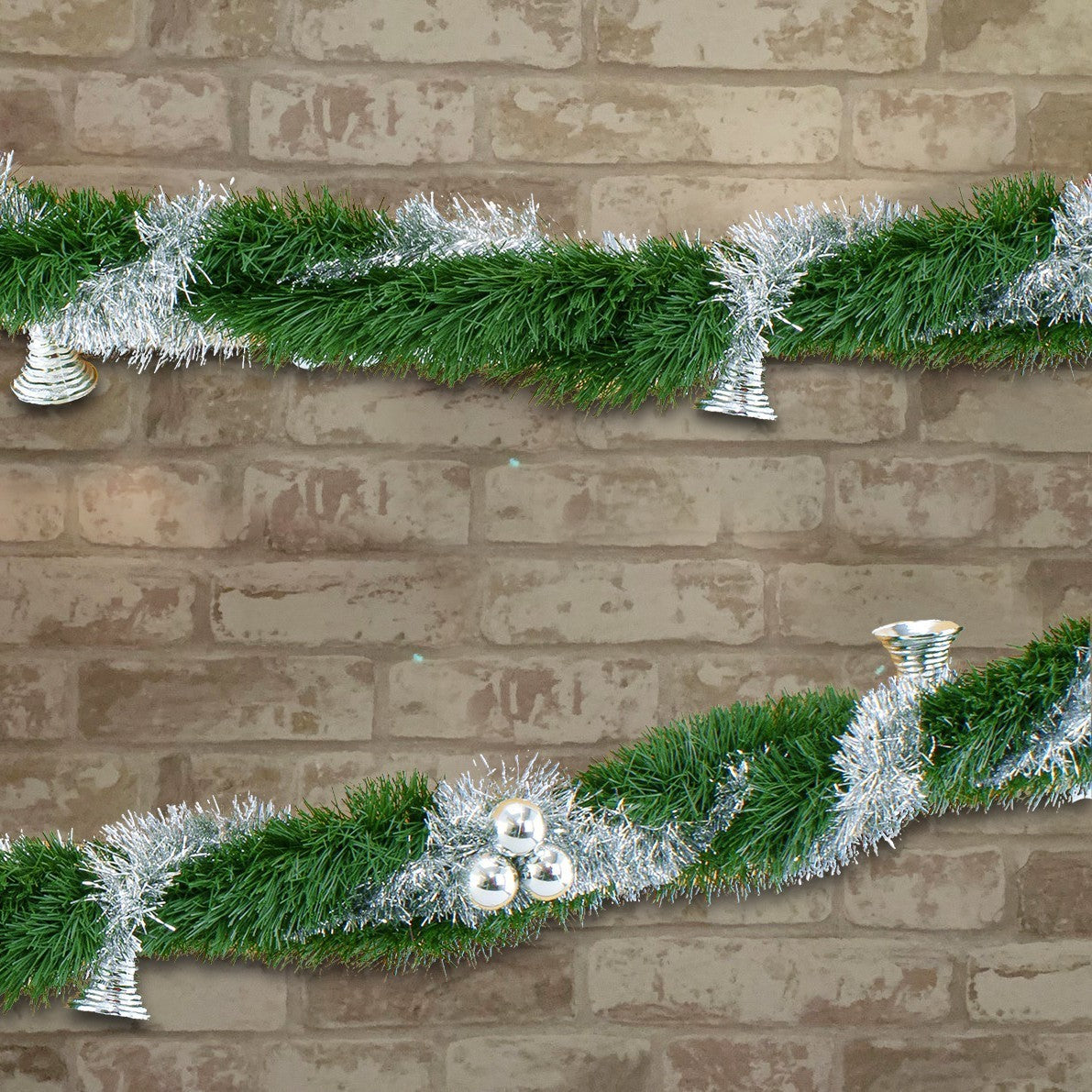 778797 Couronne de Noël tressée 260cm avec cloches et boules couleur argent