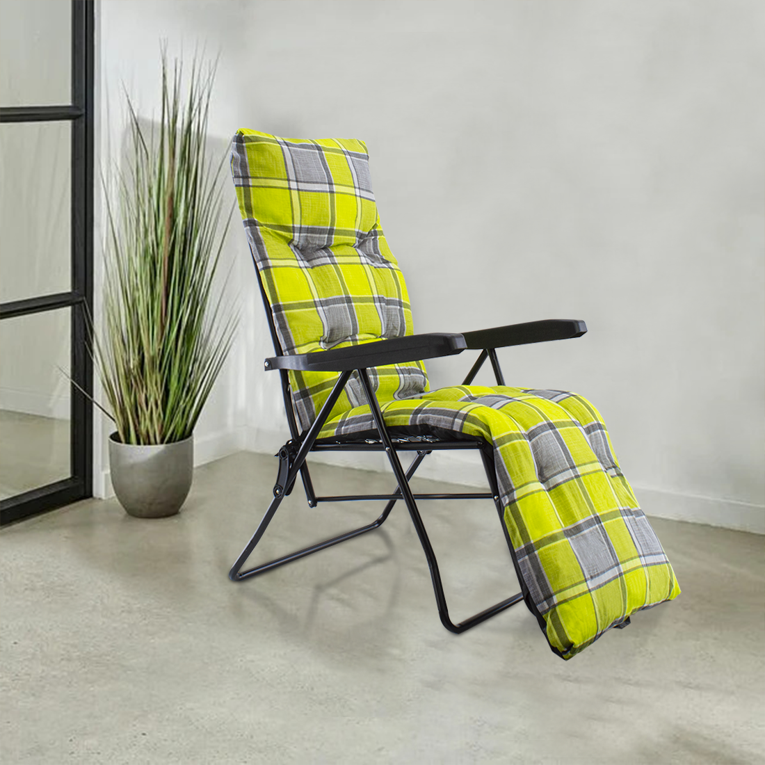 Chaise longue pliante ensoleillée avec dossier rembourré réglable repose-pieds
