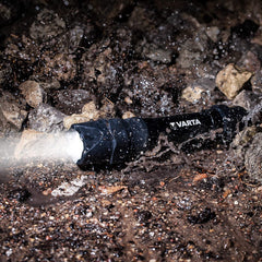Lampe torche de poche VARTA LED indestructible F30 Pro avec 6 piles AA