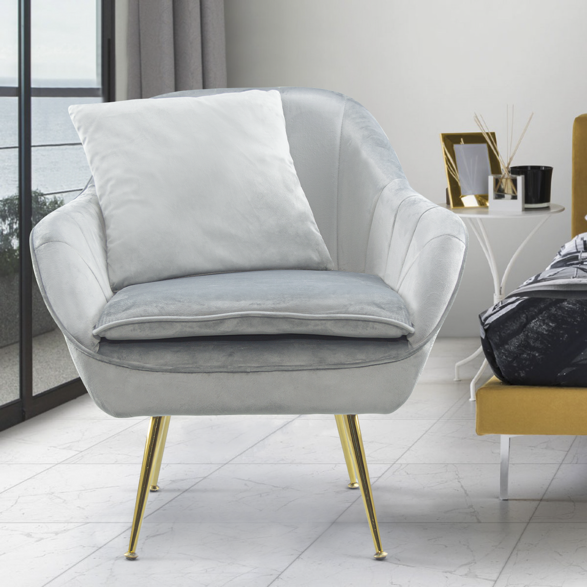 Fauteuil SATURNO avec assise velours rembourré et coussin avec structure dorée
