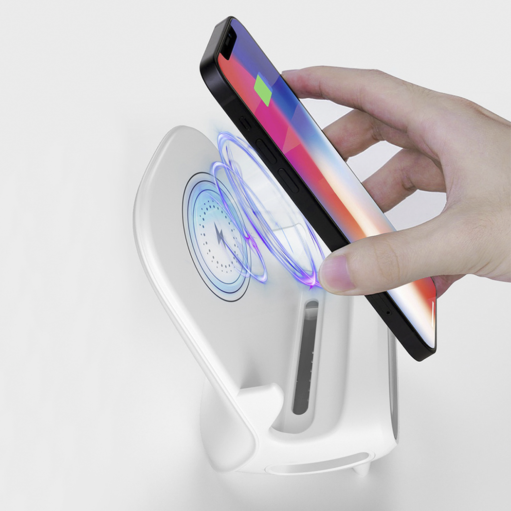 Le chargeur à induction sans fil amplifie le son pour les smartphones