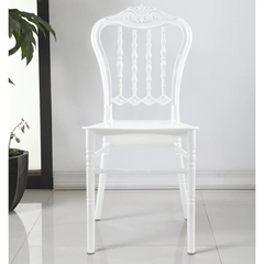 2 chaises blanches Emilia polypropylène au design adapté à la restauration