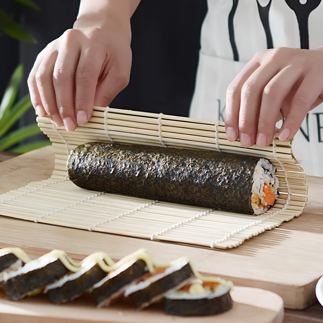 Service Sushi 2 personnes 10 pièces tapis bambou assiette ardoise baguettes bols