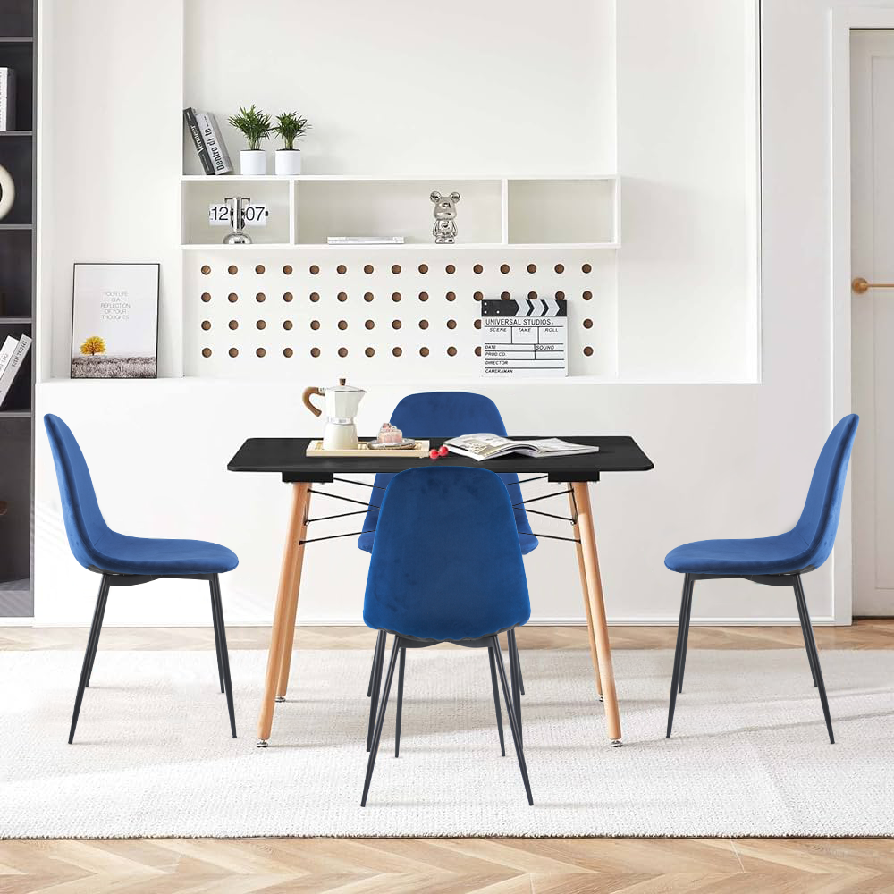 Lot de 4 chaises LOLA au design moderne en velours, structure en métal.