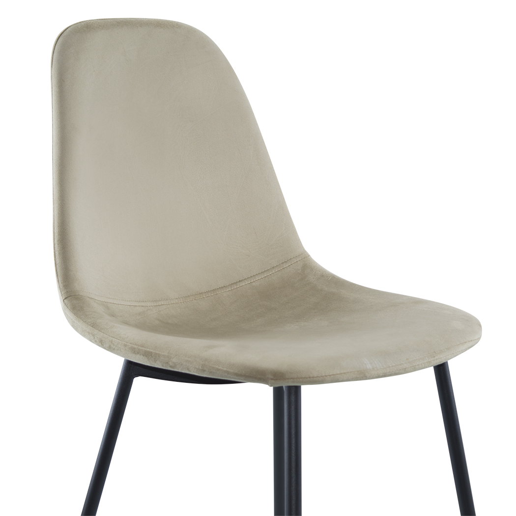 Lot de 4 chaises LOLA au design moderne en velours, structure en métal.