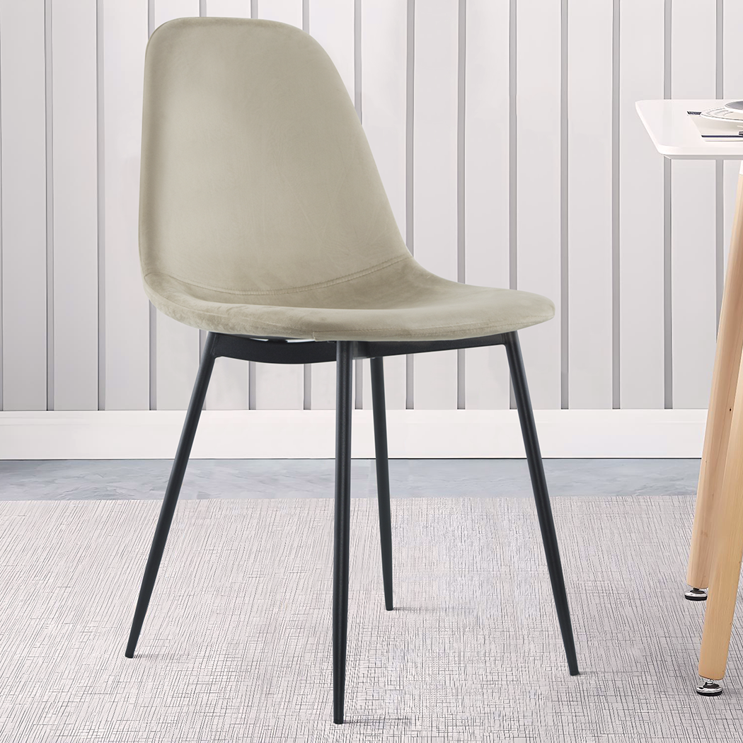 Lot de 4 chaises LOLA au design moderne en velours, structure en métal.