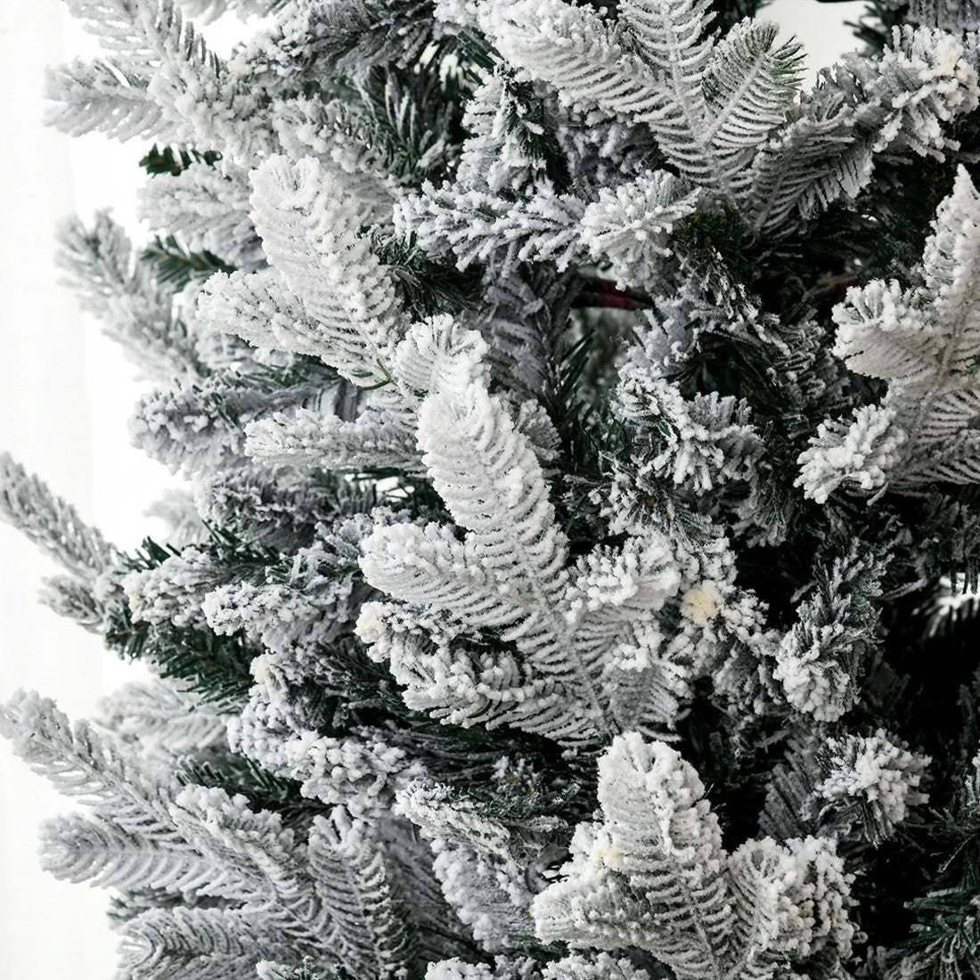 Sapin de Noël CORTINA Neigeux 210H 655 Branches Effet Neige Base en Métal