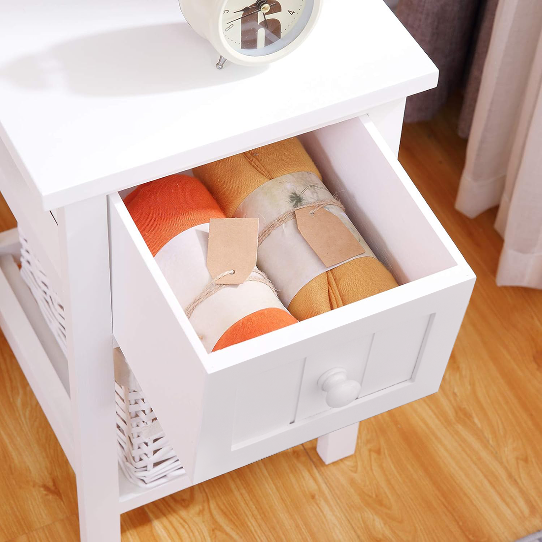Table de chevet blanche Shabby Chic avec tiroir et panier en osier